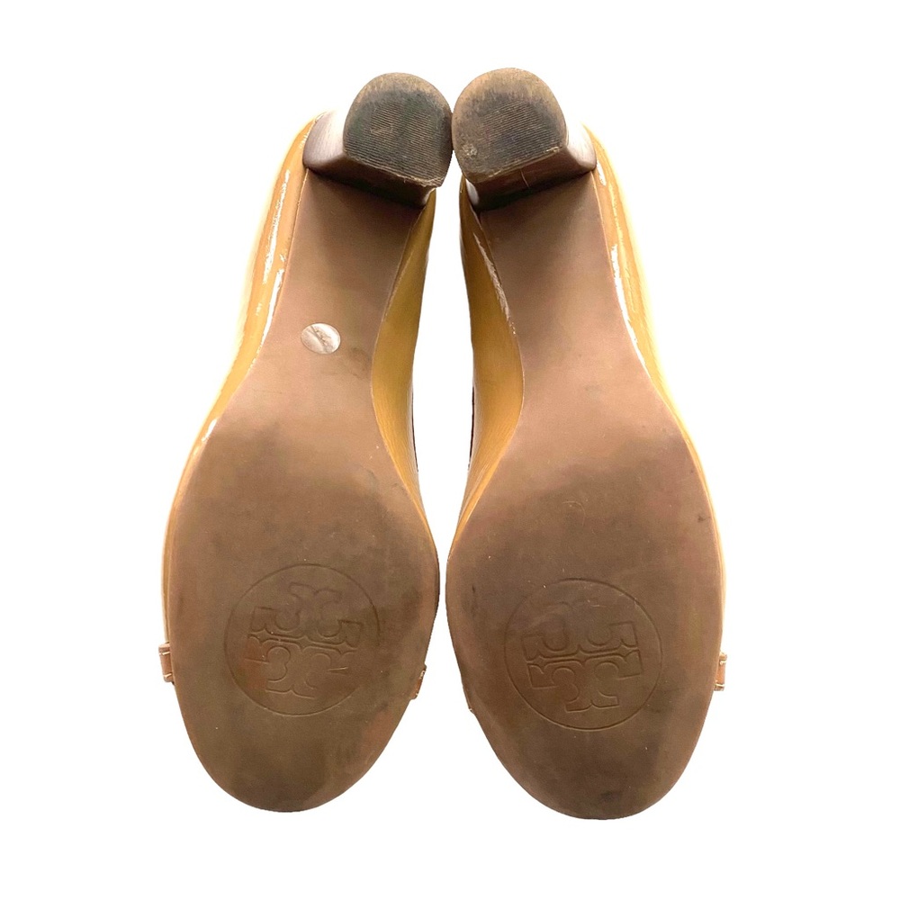 Tory Burch Aaden Gold Medallion Tan Patent Leather Mid-Heel Logo Heel Pumps 8M - Picture 10 of 12